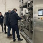 ยินดีต้อนรับลูกค้าชาวต่างชาติอย่างอบอุ่นเพื่อเยี่ยมชมบริษัทของเราเพื่อตรวจสอบอุปกรณ์อัดก้อนรอง